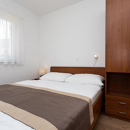 Apartments Crnekovic V Baska  Ngoại thất bức ảnh