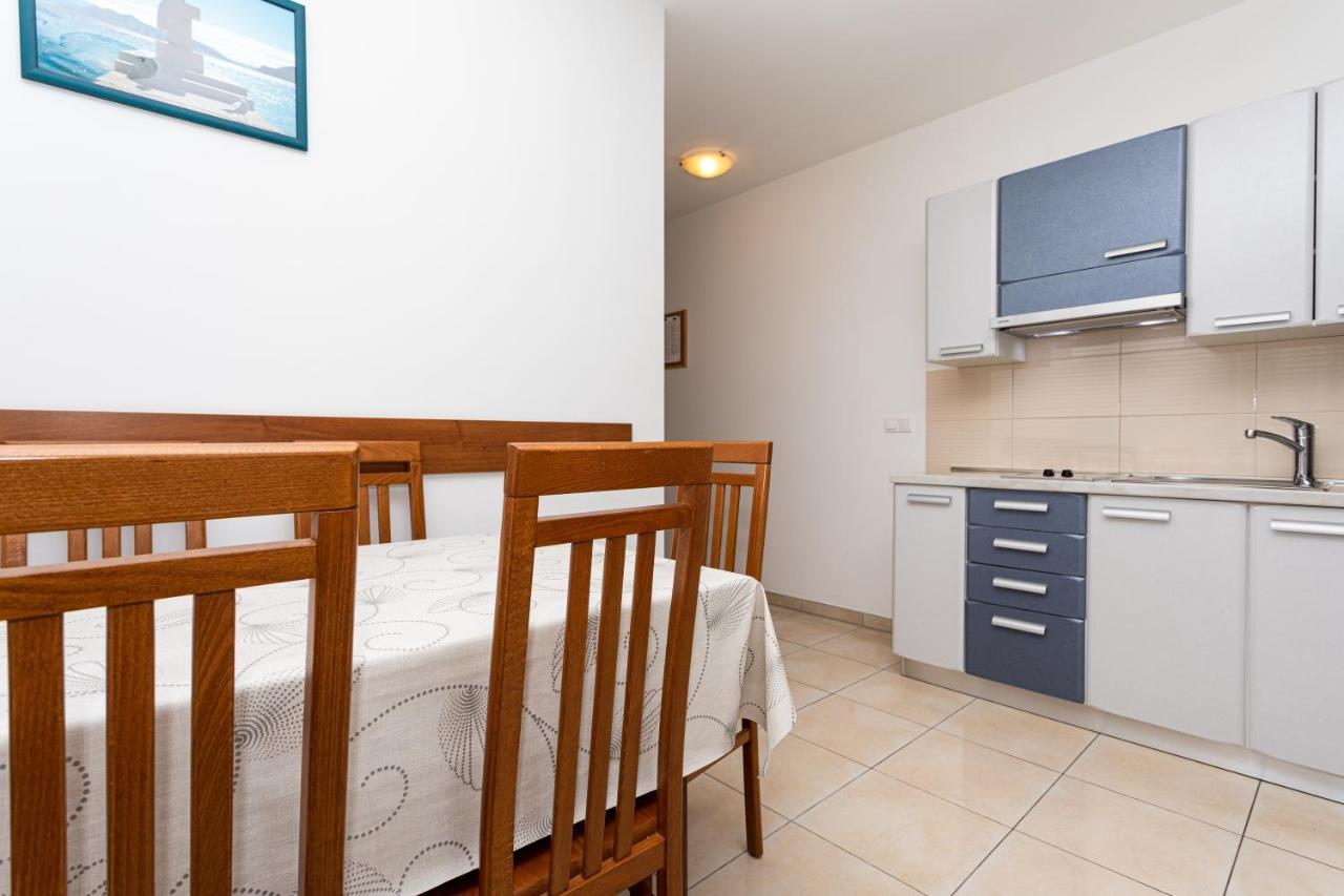 Apartments Crnekovic V Baska  Ngoại thất bức ảnh