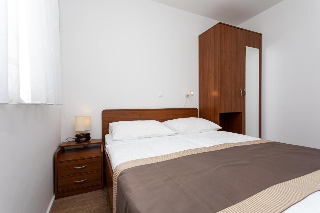Apartments Crnekovic V Baska  Ngoại thất bức ảnh