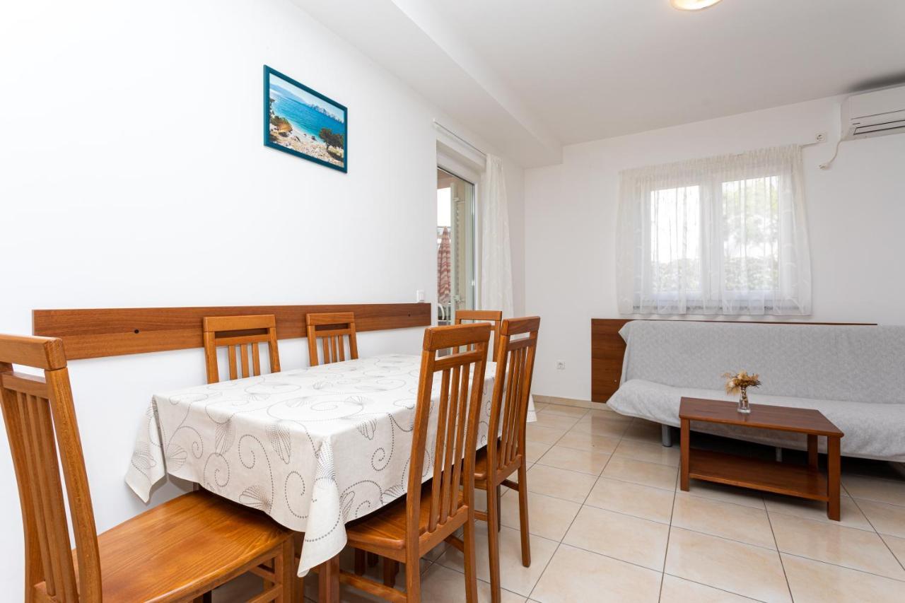Apartments Crnekovic V Baska  Ngoại thất bức ảnh