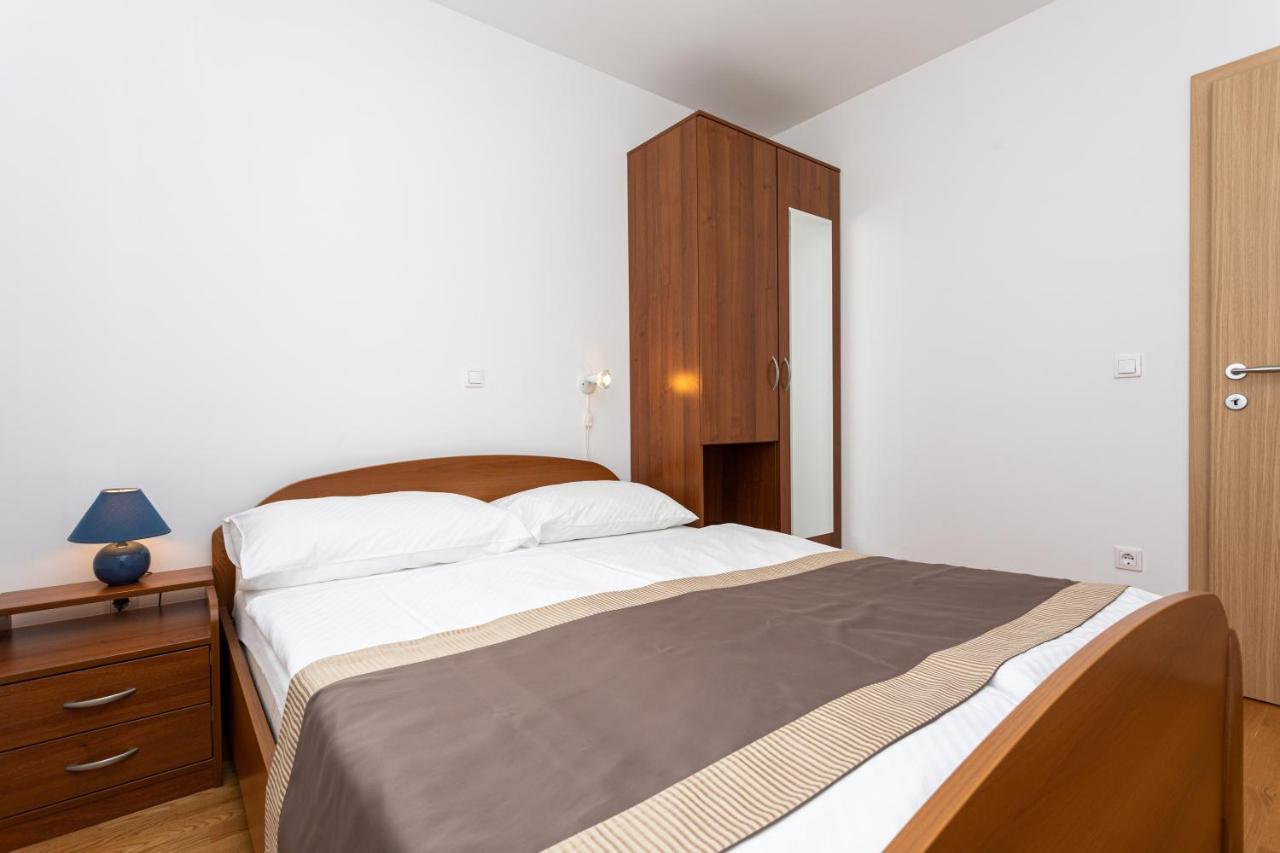 Apartments Crnekovic V Baska  Ngoại thất bức ảnh