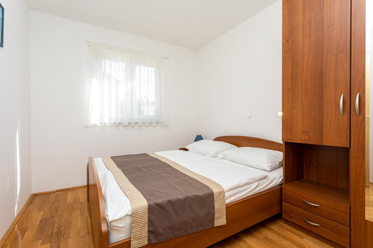 Apartments Crnekovic V Baska  Ngoại thất bức ảnh