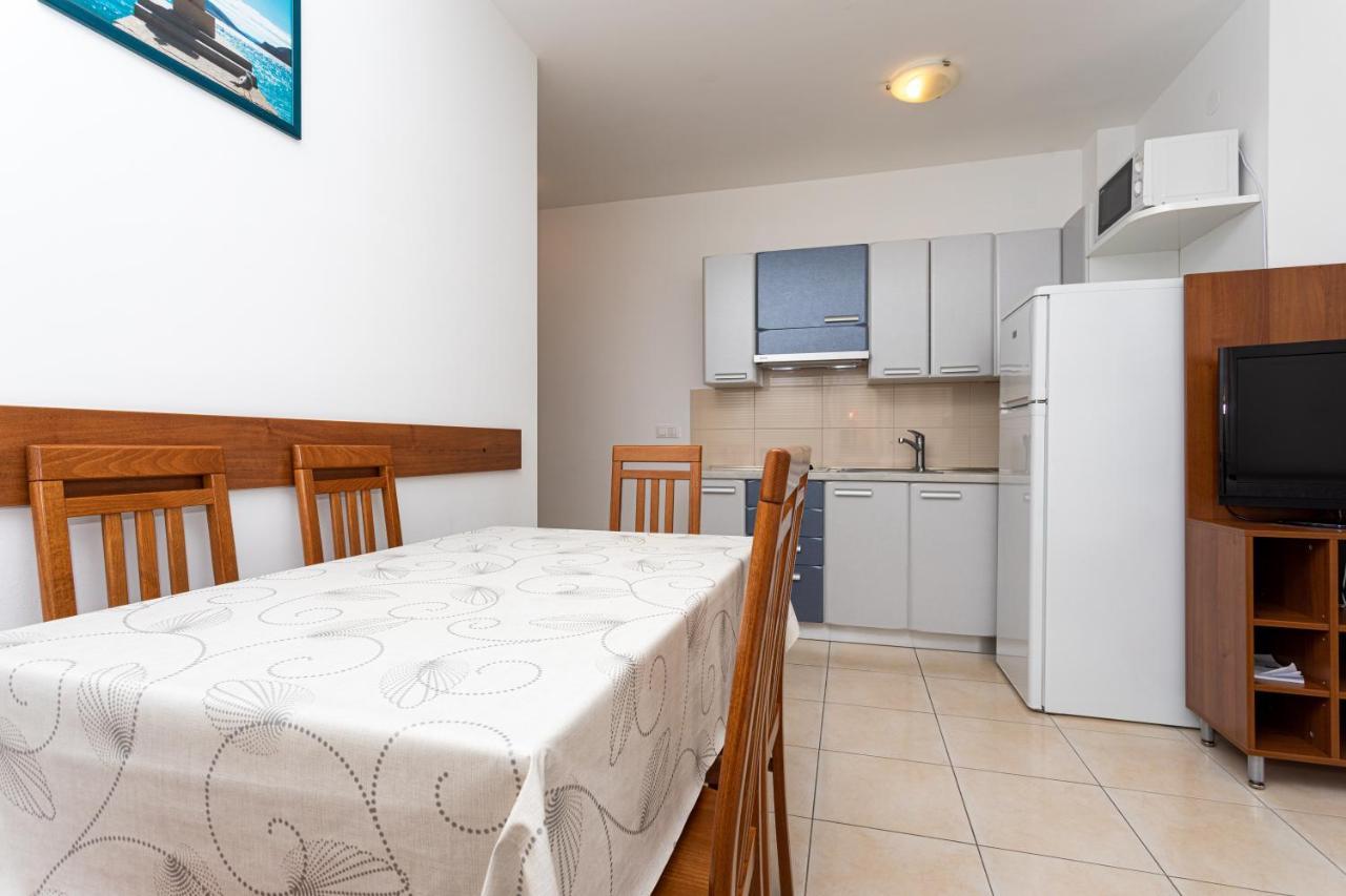 Apartments Crnekovic V Baska  Ngoại thất bức ảnh