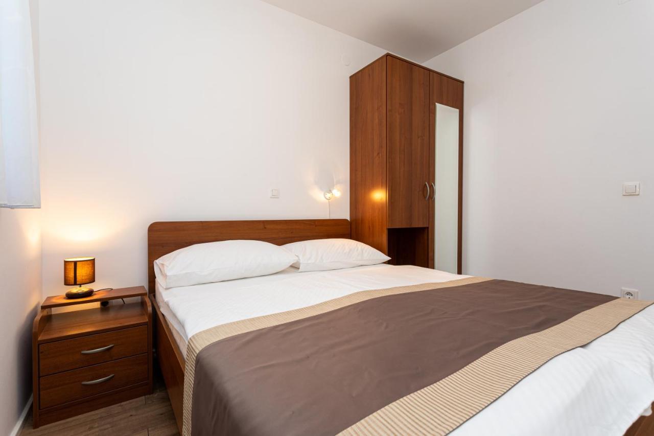 Apartments Crnekovic V Baska  Ngoại thất bức ảnh