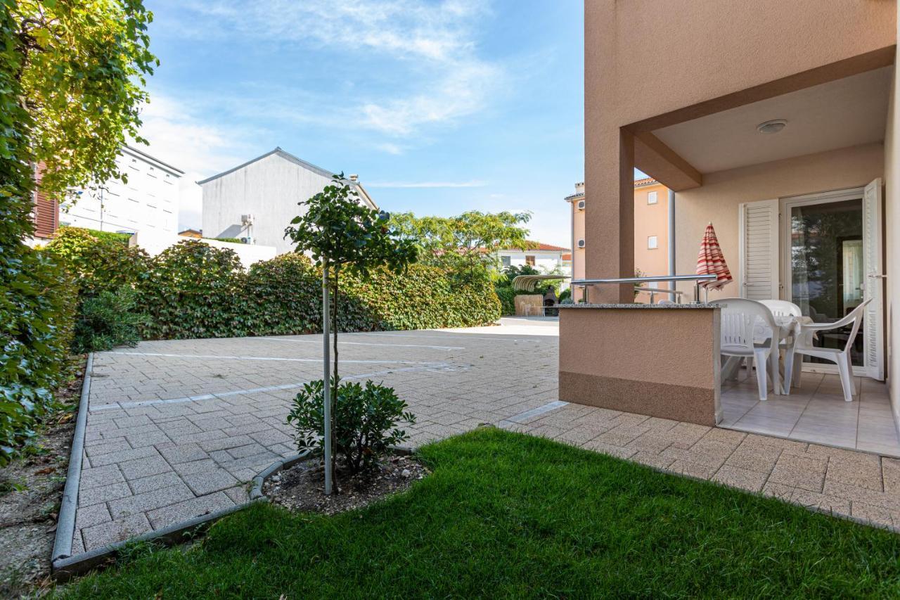 Apartments Crnekovic V Baska  Ngoại thất bức ảnh