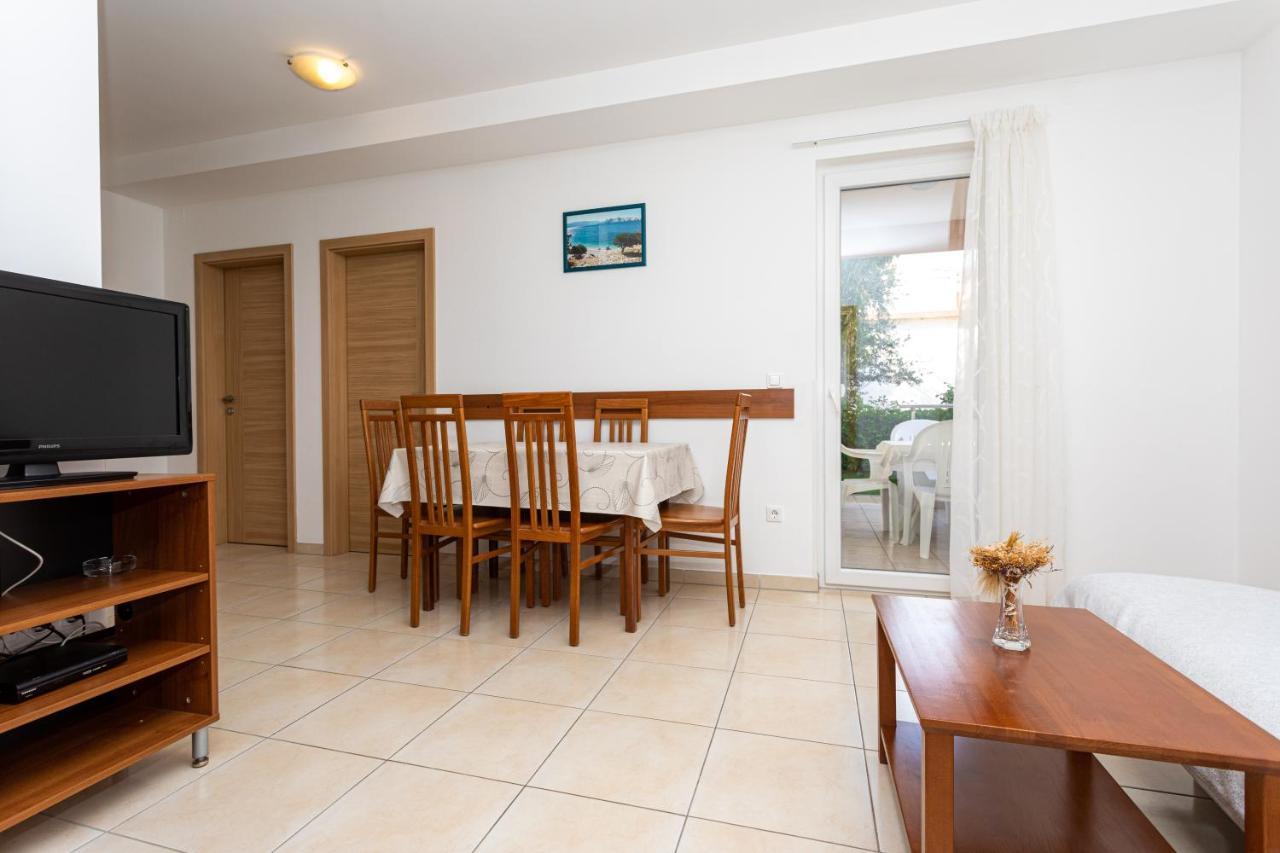 Apartments Crnekovic V Baska  Ngoại thất bức ảnh