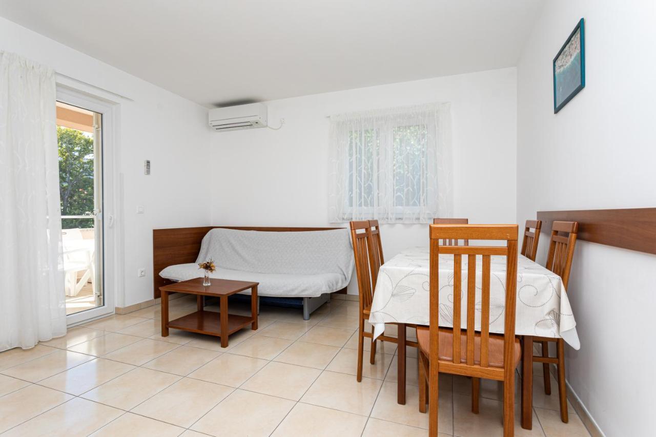 Apartments Crnekovic V Baska  Ngoại thất bức ảnh