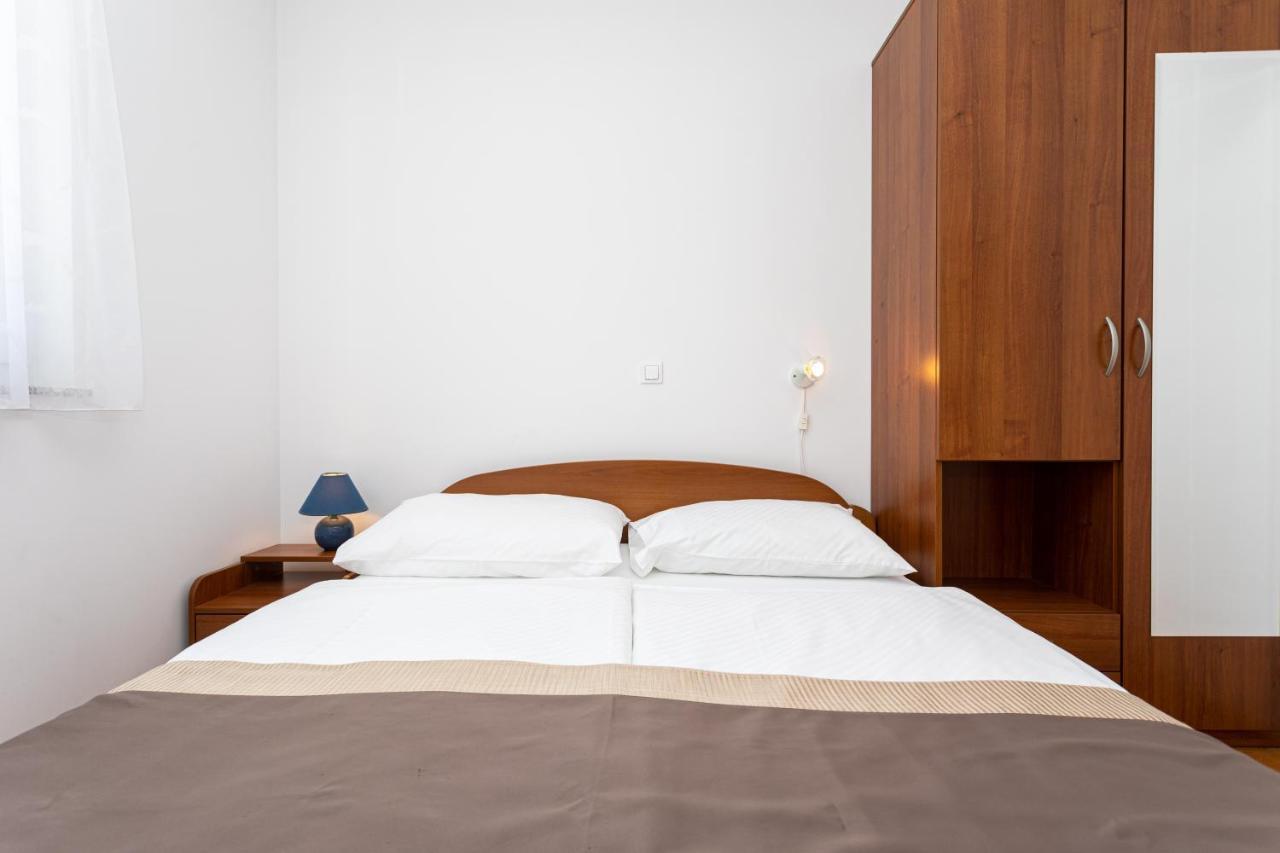 Apartments Crnekovic V Baska  Ngoại thất bức ảnh