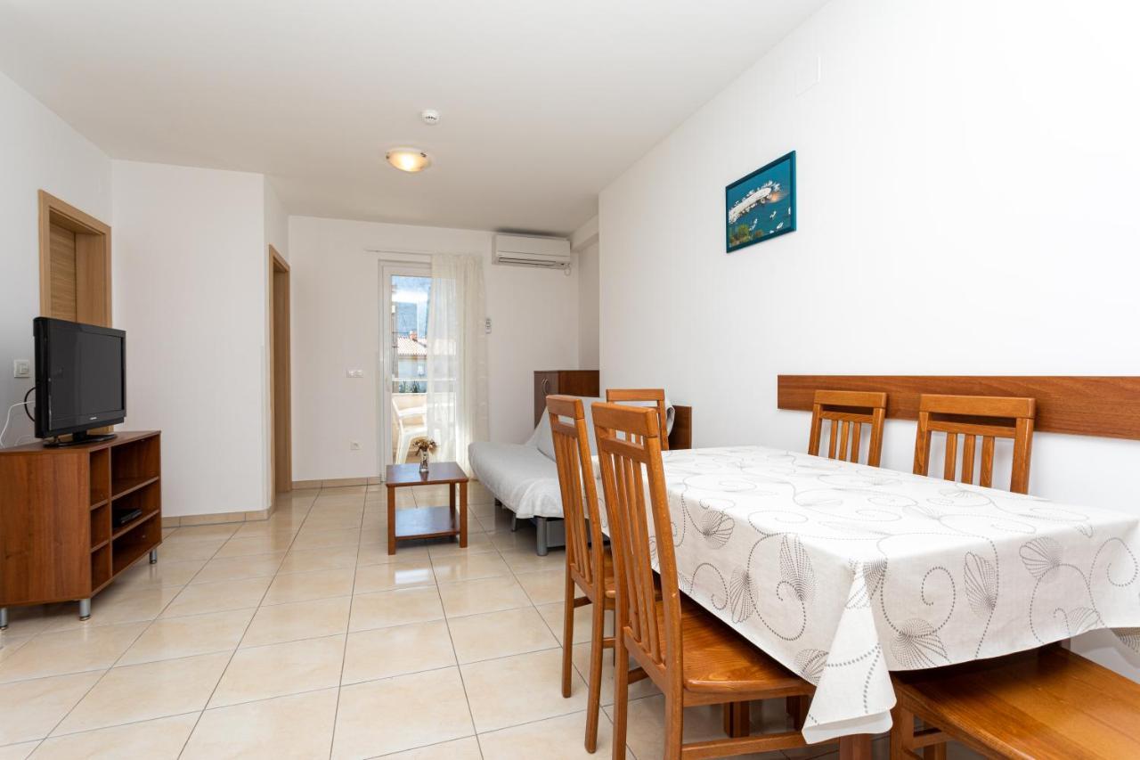 Apartments Crnekovic V Baska  Ngoại thất bức ảnh