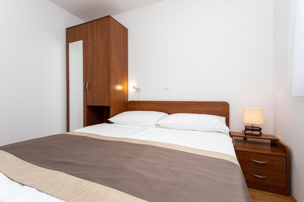Apartments Crnekovic V Baska  Ngoại thất bức ảnh