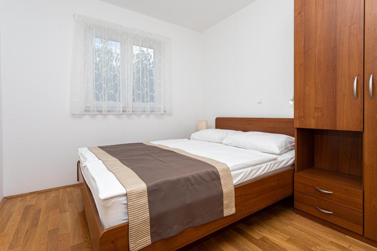 Apartments Crnekovic V Baska  Ngoại thất bức ảnh
