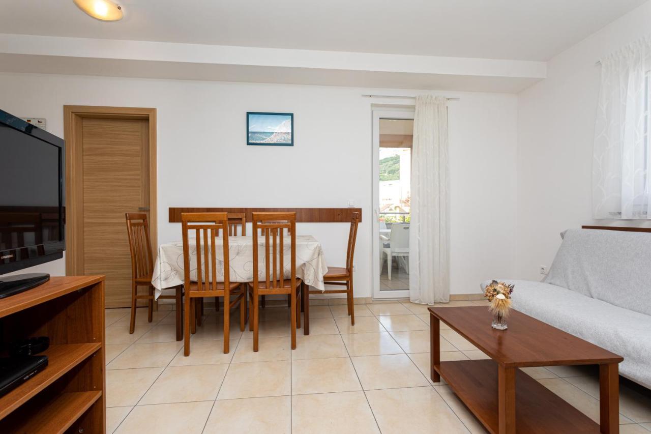 Apartments Crnekovic V Baska  Ngoại thất bức ảnh