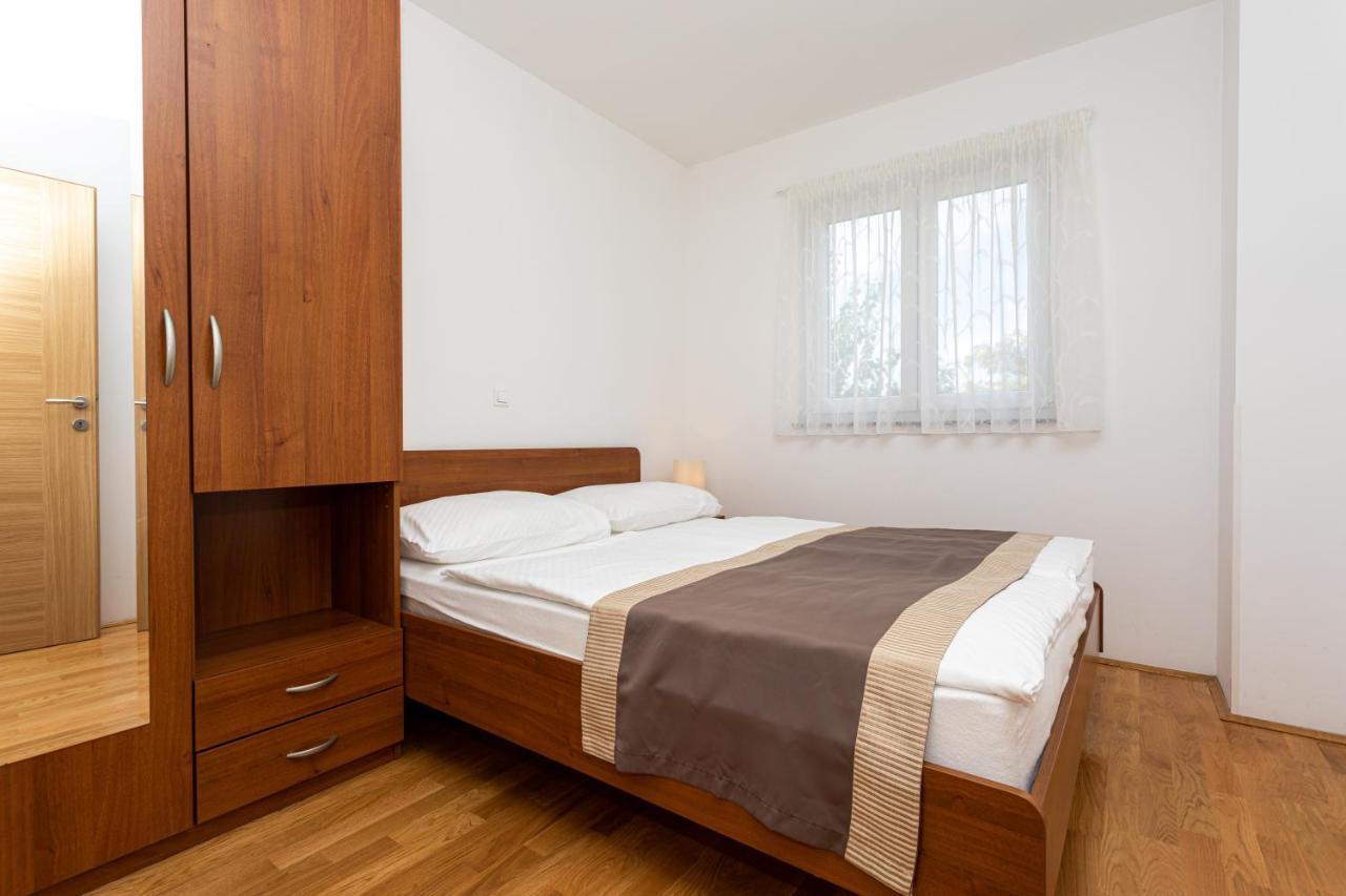 Apartments Crnekovic V Baska  Ngoại thất bức ảnh