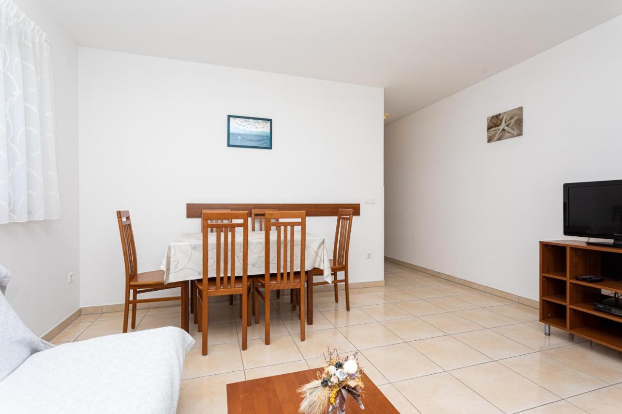 Apartments Crnekovic V Baska  Ngoại thất bức ảnh