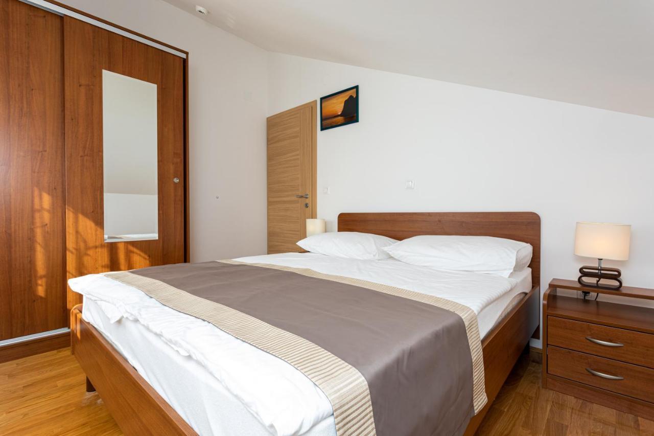 Apartments Crnekovic V Baska  Ngoại thất bức ảnh
