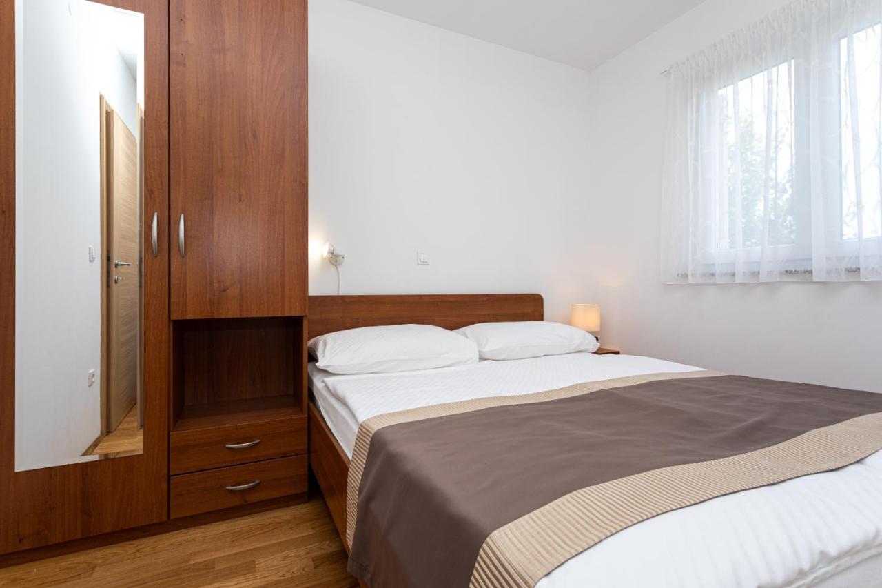 Apartments Crnekovic V Baska  Ngoại thất bức ảnh