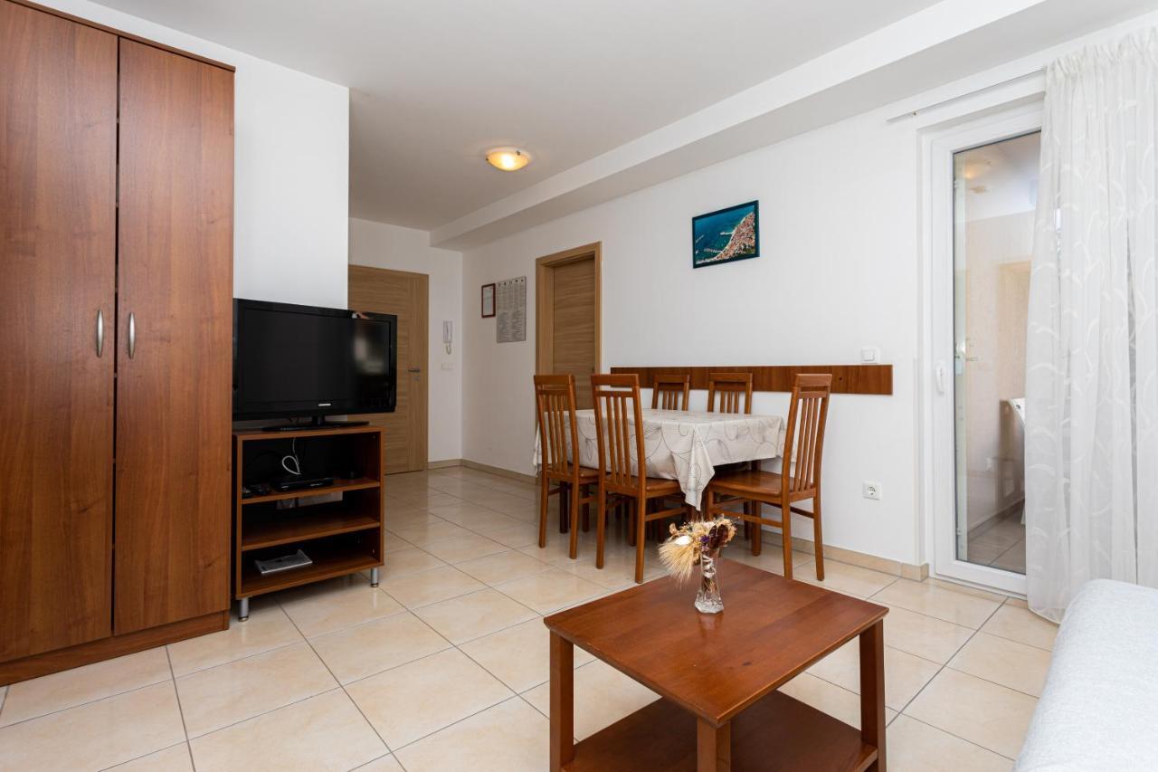 Apartments Crnekovic V Baska  Ngoại thất bức ảnh