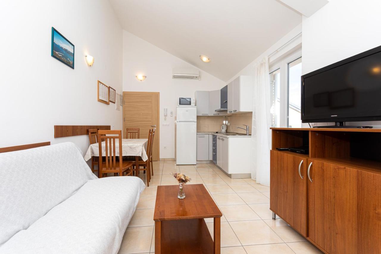 Apartments Crnekovic V Baska  Ngoại thất bức ảnh