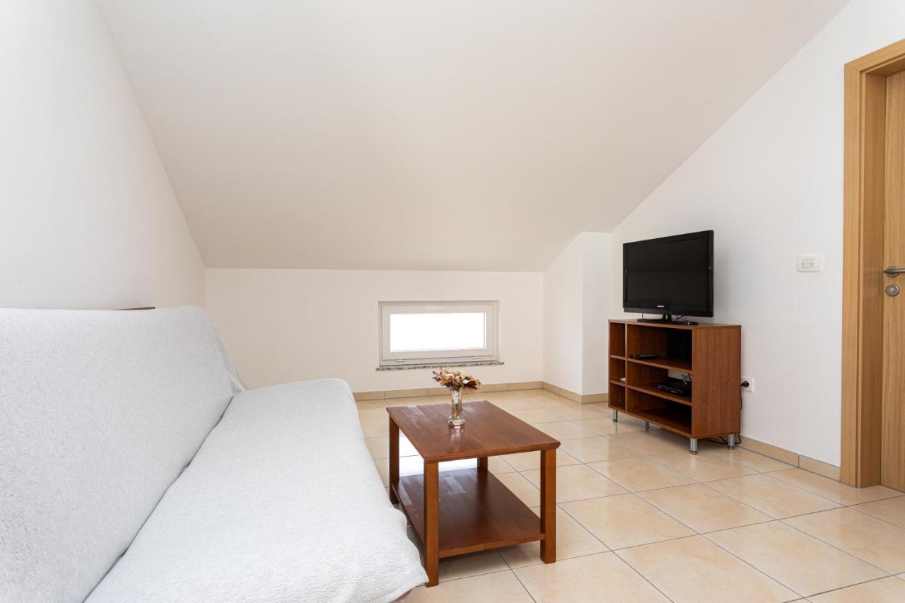 Apartments Crnekovic V Baska  Ngoại thất bức ảnh