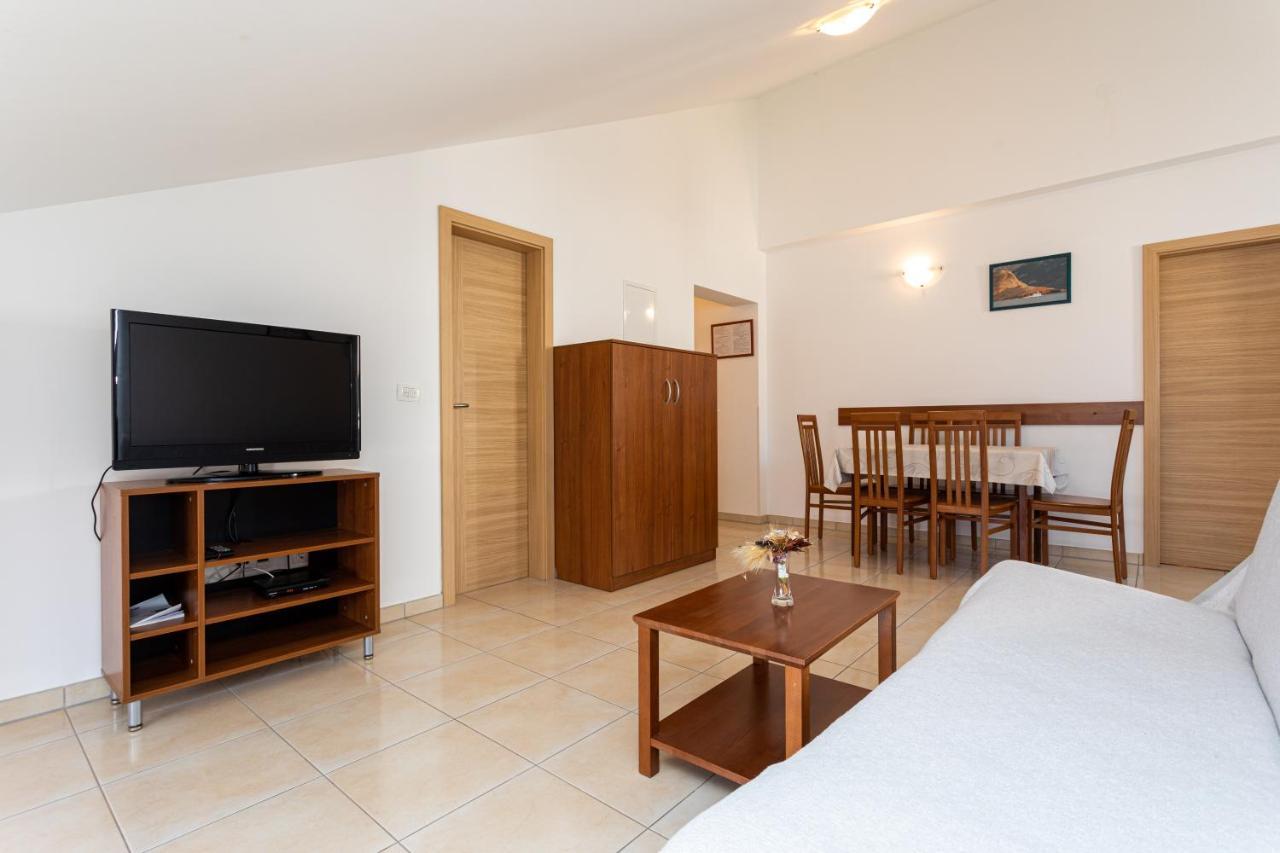 Apartments Crnekovic V Baska  Ngoại thất bức ảnh