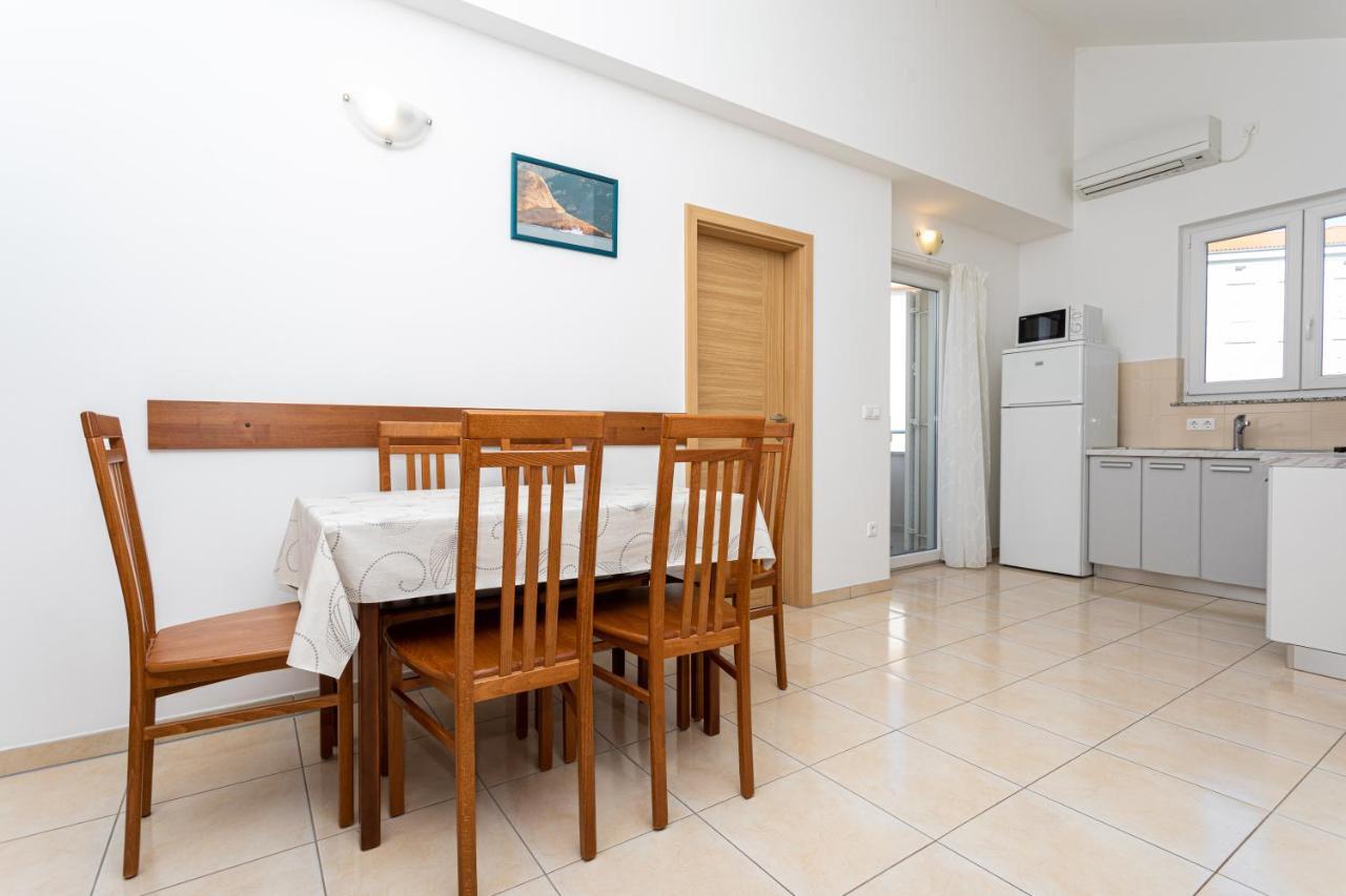 Apartments Crnekovic V Baska  Ngoại thất bức ảnh