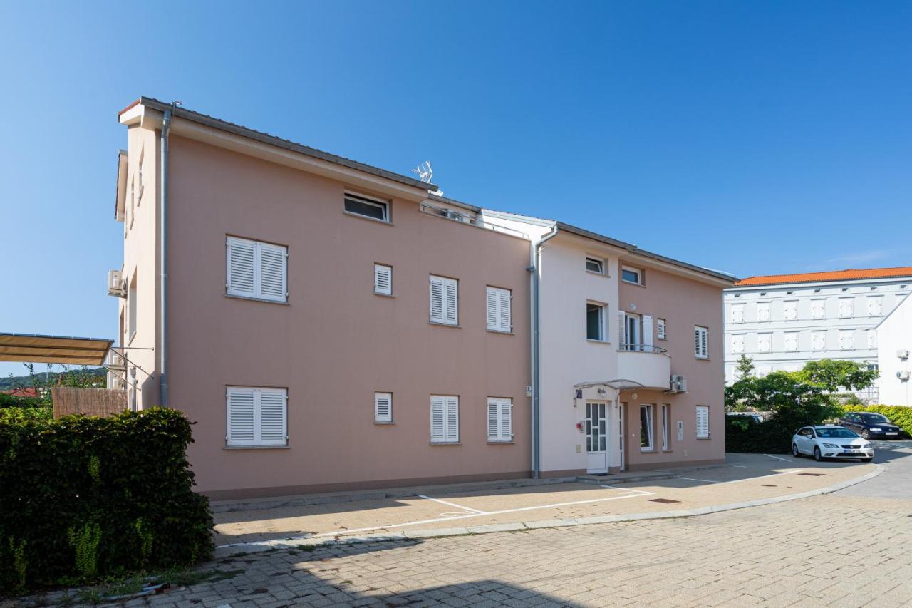 Apartments Crnekovic V Baska  Ngoại thất bức ảnh