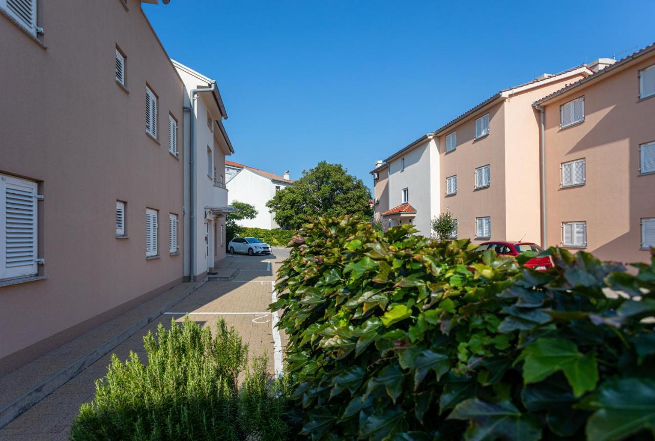 Apartments Crnekovic V Baska  Ngoại thất bức ảnh